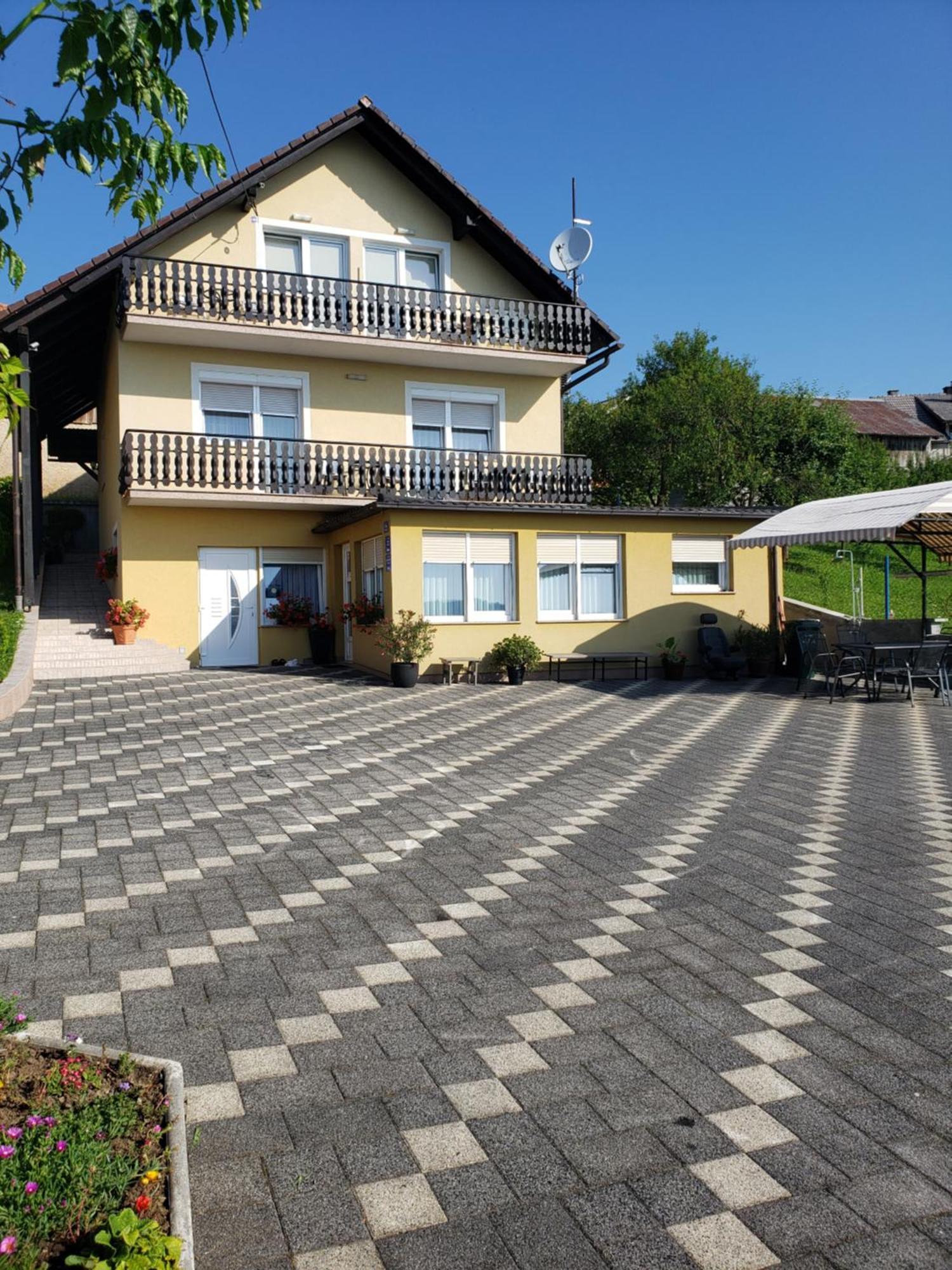 Apartments Mise Ogulin Bagian luar foto